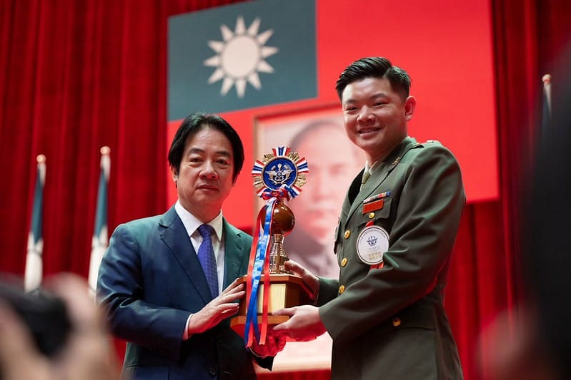 賴清德主持「115年軍人節暨全民國防教育日表揚活動」。 圖:總統府提供 賴清德主持「115年軍人節暨全民國防教育日表揚活動」。 圖:總統府提供