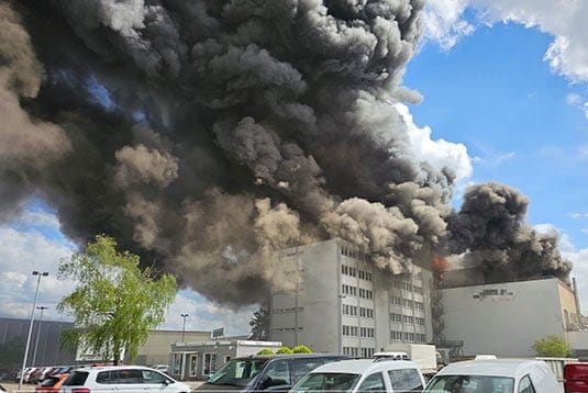  德國布蘭登堡州一處變電站遭人利用簡易爆炸裝置襲擊，現場設備起火燃燒。 圖:翻攝自 X @SlavicNetworks 