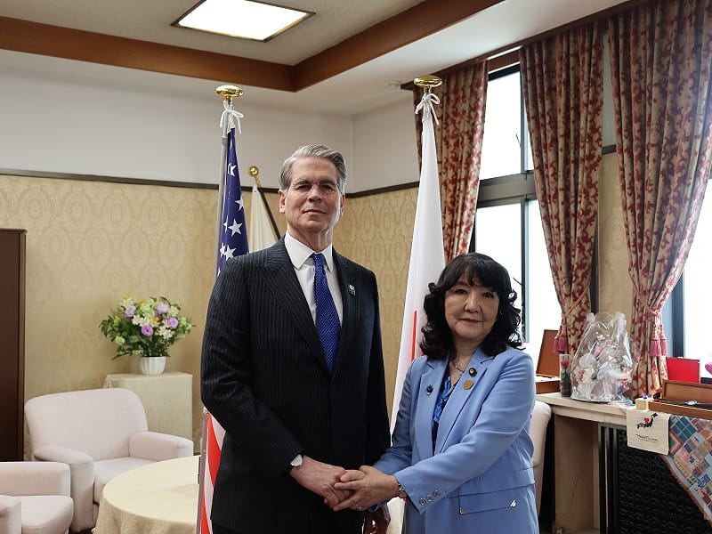  美國財政部長貝森特今年5月訪問日本時與日本財務大臣片山皋月會面。 圖：翻攝自日本財務省官網（資料照） 