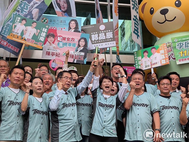 民進黨台南市長參選人陳亭妃偕同市議員參選人團隊，前往台南市選舉委員會正式登記參選，現場包括競選總部主任委員黃偉哲市長、市黨部主委暨副議長林志展，以及民進黨提名議員參選人，展現民進黨台南隊全力迎戰2026共同目標「台南女市長·議員全壘打」。&nbsp;&nbsp;&nbsp;圖：黃博郎／攝