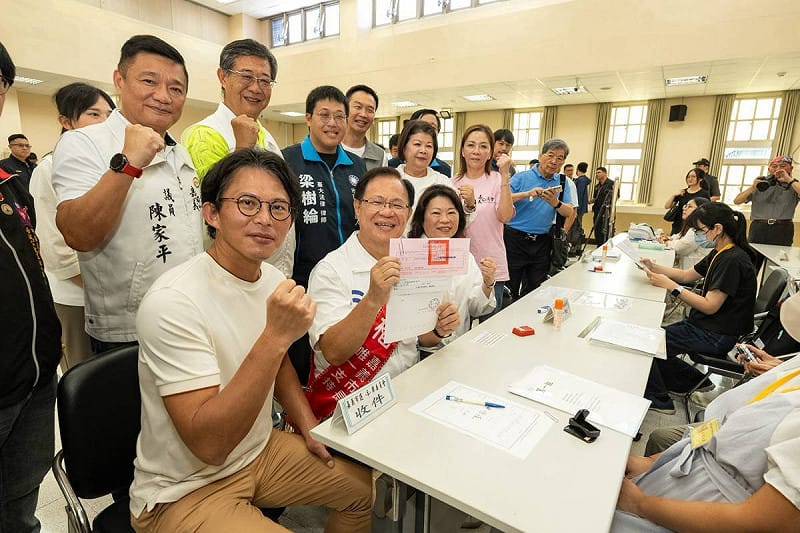 民眾黨主席黃國昌、嘉義市長黃敏惠今陪同民眾黨嘉義市長參選人張啓楷登記。&nbsp;&nbsp;&nbsp;圖：張啓楷競選辦公室 / 提供