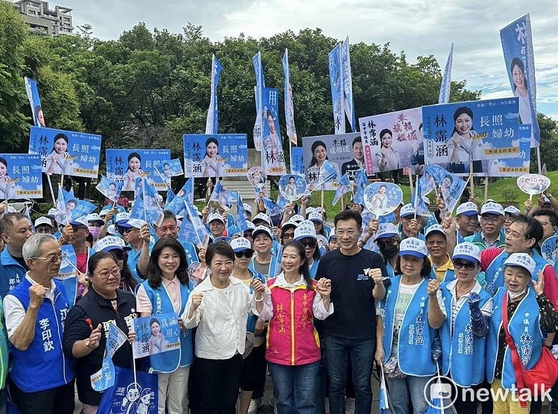 林霈涵上午由市長盧秀燕、市長侯選人江啟臣以及多位里長、社團幹部和上百位鄉親陪同下，至選委會完成候選人登記。&nbsp;&nbsp;&nbsp;圖：唐復年/攝