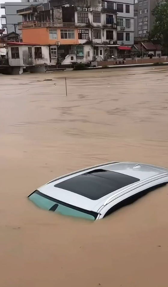  豪雨重創福建沿海地區，街上車輛慘遭洪水滅頂。 圖:翻攝自 X @whyyoutouzhele 