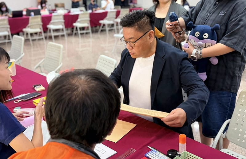 蘇致榮完成市議員參選登記隔天，特別陪同長期並肩服務地方的里長夥伴登記。&nbsp;&nbsp;&nbsp;圖：蘇致榮競辦／提供