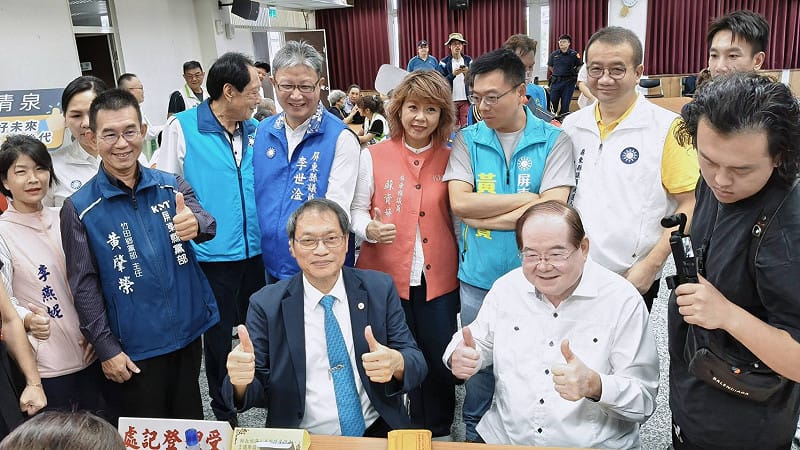 國民黨副主席兼秘書長李乾龍(前排右二)親自南下陪蘇清泉(前排左三)完成登記。&nbsp;&nbsp;&nbsp;圖：蘇清泉競辦／提供