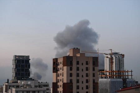美軍於 1 日晚間再度針對伊朗發動軍事打擊，多個境內目標遭擊中。&nbsp;&nbsp;&nbsp;圖:翻攝自 X @Tinuniversee