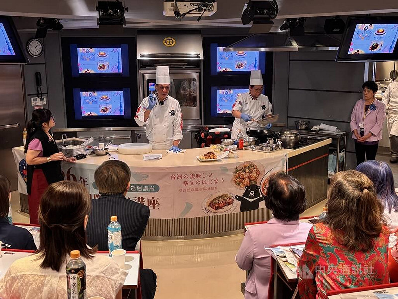 2026年台灣美食國際巡迴講座亞洲1線今天在東京服部學園舉行最終場，台灣原住民主廚江信毅（正中）現場示範「馬告麥片風沙蝦」、「火焰刺蔥手撕烤雞」及「勇士樹豆燉豬蹄排」等料理。中央社記者戴雅真東京攝 115年9月2日&nbsp;&nbsp;&nbsp;