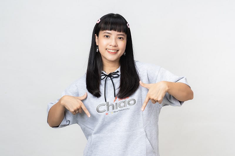 灰色「與Chiao同行短袖帽T」，以「Chiao 2026」字樣點綴胸前，寬鬆版型兼具休閒感與實穿性。&nbsp;&nbsp;&nbsp;圖：蘇巧慧競辦提供