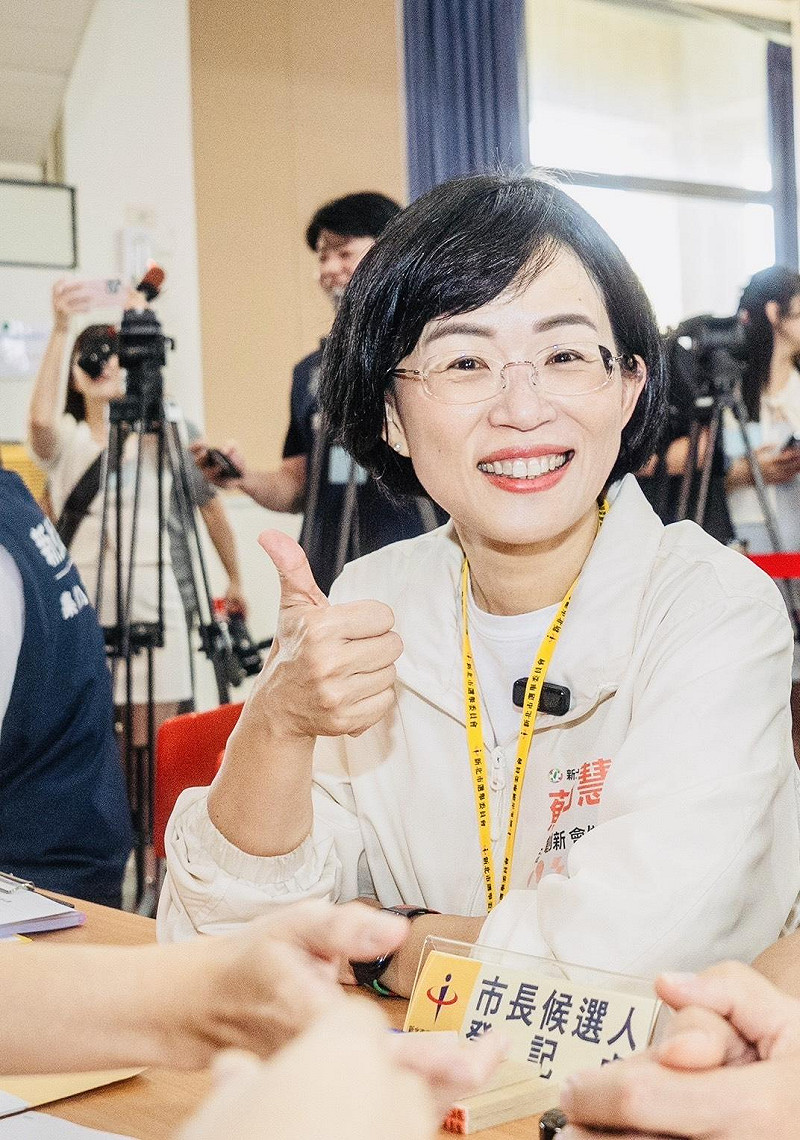 民進黨新北市長候選人、立委蘇巧慧今(2)日集結全體民進黨新北市議員候選人,前往新北市選舉委員會正式登記參選。 圖:蘇巧慧競辦提供 民進黨新北市長候選人、立委蘇巧慧今(2)日集結全體民進黨新北市議員候選人,前往新北市選舉委員會正式登記參選。 圖:蘇巧慧競辦提供