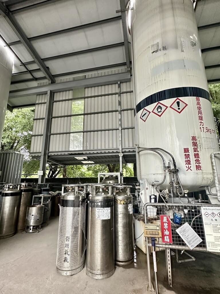 台中地檢署循線查獲有業者以工業用氣體假冒醫用氧氣及食用二氧化碳，不法獲利達新台幣350萬元，檢方訊後對4名公司負責人聲請羈押禁見獲准。圖為醫用氧氣桶。（台中地檢署提供）中央社記者趙麗妍傳真 115年9月2日&nbsp;&nbsp;&nbsp;