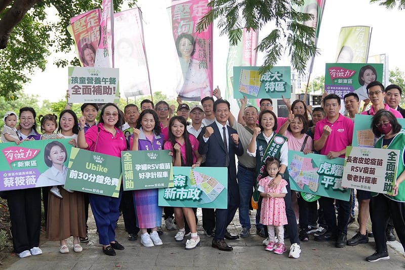 台南市議員蔡筱薇在立法委員林俊憲的陪同下完成登記，宣布正式投入台南市議員第十選區（東區）選舉力拚三連霸，並以「有薇力，新東區」作為競選主軸。&nbsp;&nbsp;&nbsp;圖：蔡筱薇服務處提供