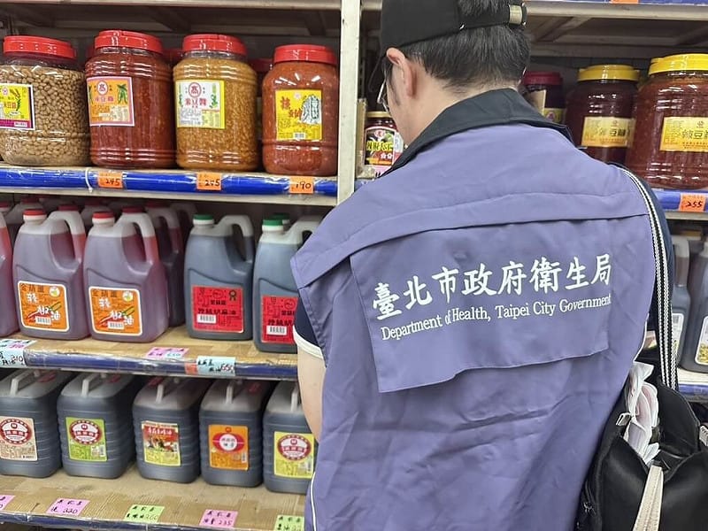 台北市衛生局表示，依新北市提供永利油廠「特級胡麻油」苯駢芘超標資料，稽查發現台北市下游僅有進貨「金葫蘆特級胡麻油3L」，已要求不分批號全面預防性下架，共下架112瓶。&nbsp;&nbsp;&nbsp;圖：台北市衛生局提供