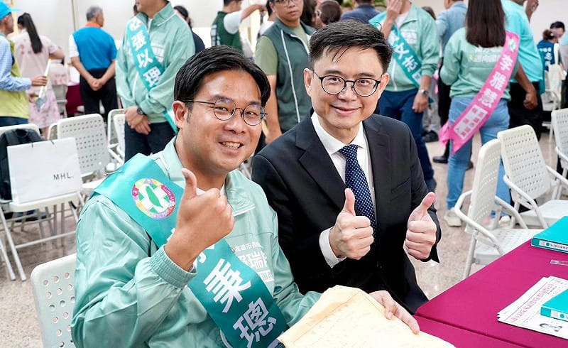 蔡秉璁(左)由賴瑞隆(右)陪同完成市議員參選登記。&nbsp;&nbsp;&nbsp;圖：翻攝蔡秉璁臉書