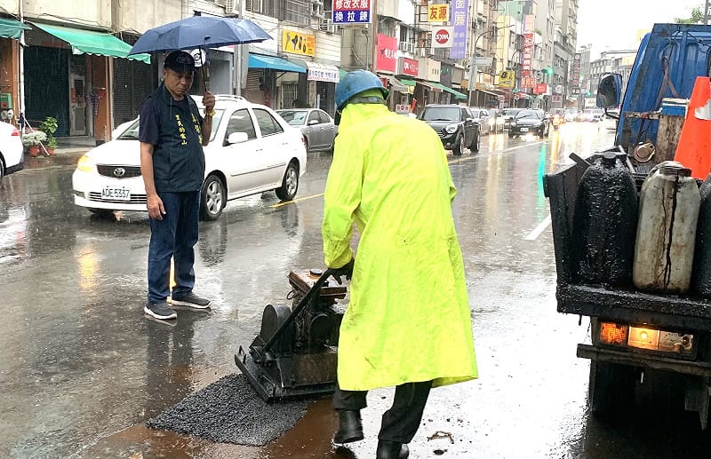 辜保源(左)表示如果有機會擔任里長，將向市府及相關單位爭取經費與工程資源，未來四年內全面處理道路坑洞問題。&nbsp;&nbsp;&nbsp;圖：孫家銘／拍攝