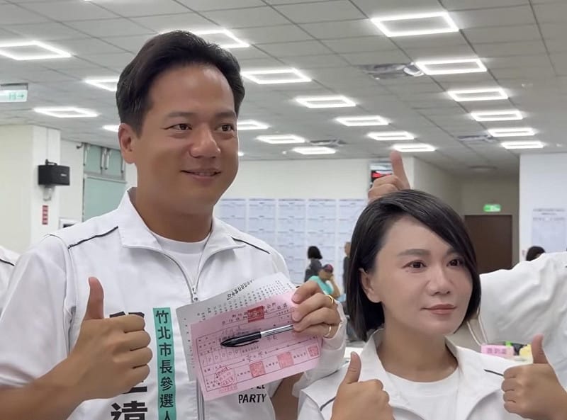 民眾黨竹北市長參選人邱臣遠3日上午正式赴新竹縣選委會，並已經完成登記。&nbsp;&nbsp;&nbsp;圖：翻攝自邱臣遠YT