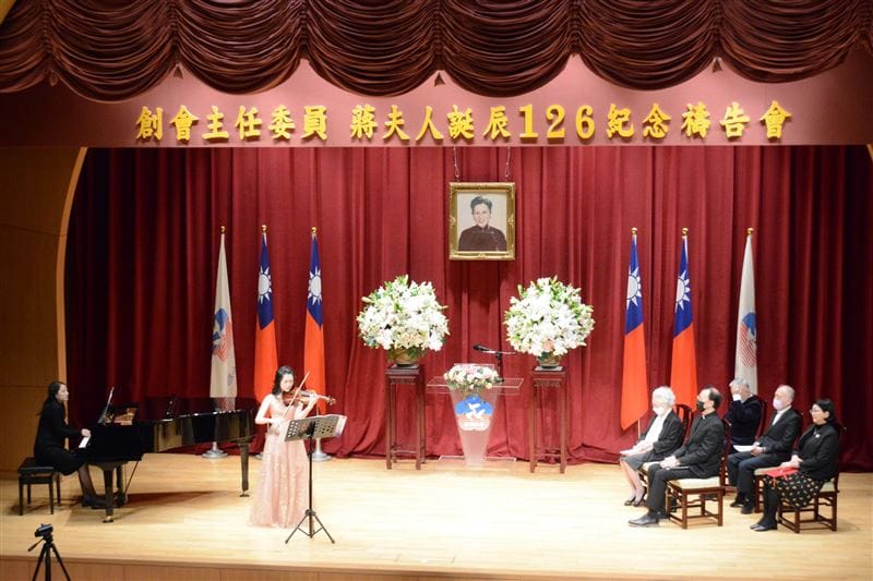 蔣得聆擅長小提琴，2023年曾在蔣宋美齡逝世20週年追思禮拜上，與愛樂管絃樂團同台演奏。&nbsp;&nbsp;&nbsp;圖／翻攝自婦聯會官網