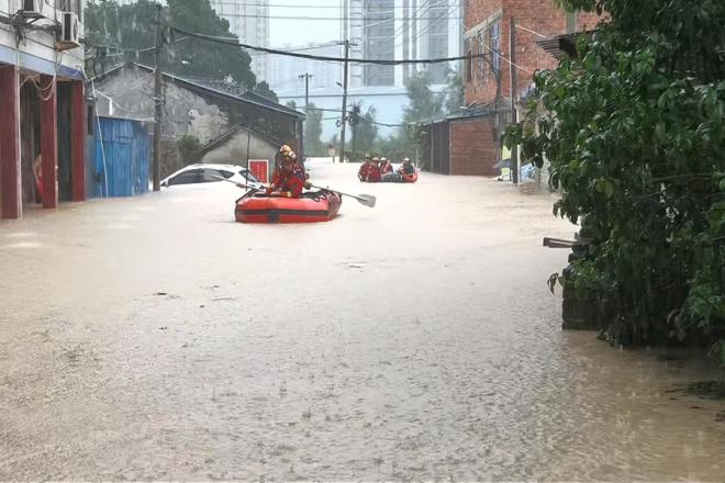福建福鼎市道路淹成汪洋，當局出動橡皮艇救援受災居民。&nbsp;&nbsp;&nbsp;圖:翻攝自人民網