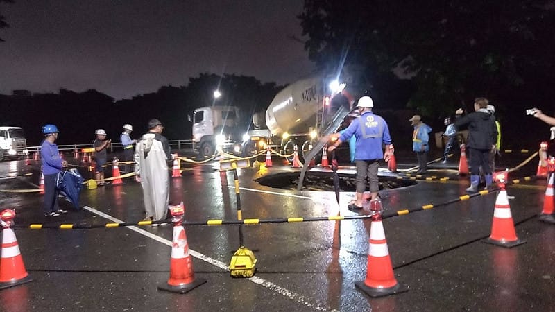 楠梓區芎林路路面下陷，水利局漏夜趕工，已完成緊急灌漿回填作業。&nbsp;&nbsp;&nbsp;圖：高雄市水利局／提供