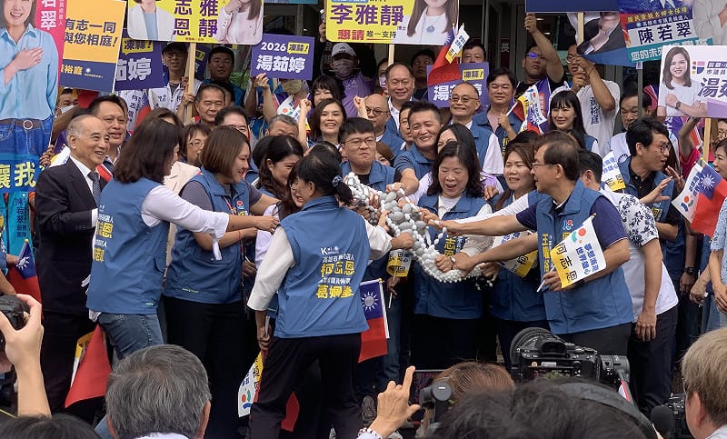 國民黨籍議員共同合力捏破大型充氣球棒。&nbsp;&nbsp;&nbsp;圖：孫家銘／拍攝
