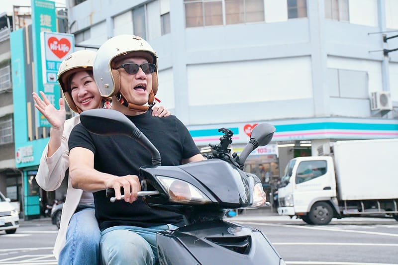 柯志恩(左)由先生親自騎著摩托車載抵高雄市政府鳳山行政中心。&nbsp;&nbsp;&nbsp;圖：柯志恩競辦／提供