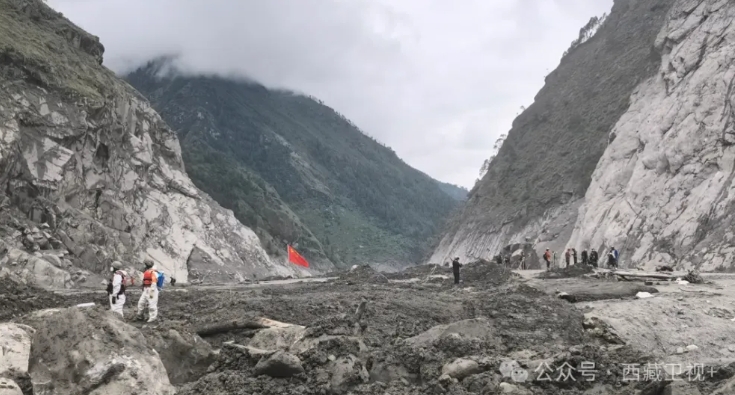 插著紅旗的地方就是吉隆口岸，整個海關大樓被完全掩埋。&nbsp;&nbsp;&nbsp;圖 : 翻攝自西藏衛視