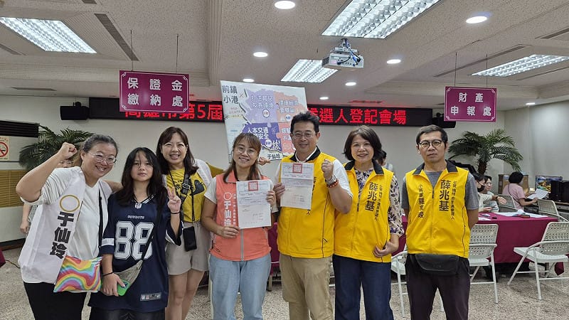 薛兆基(右三)與前鎮、小港市議員參選人于仙玲(左四)聯袂登記。&nbsp;&nbsp;&nbsp;圖：薛兆基競辦／提供