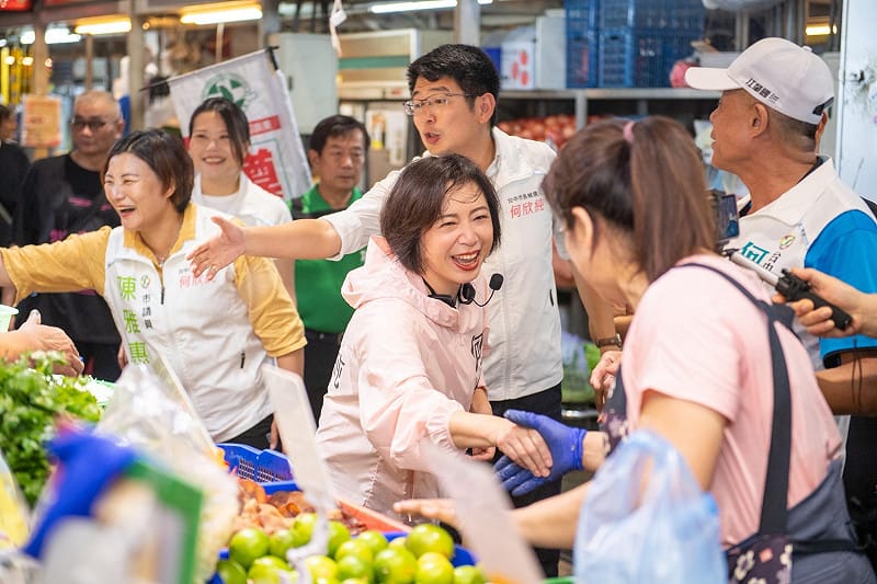 何欣純與採買的市民熱情互動。&nbsp;&nbsp;&nbsp;圖：何欣純競辦/提供
