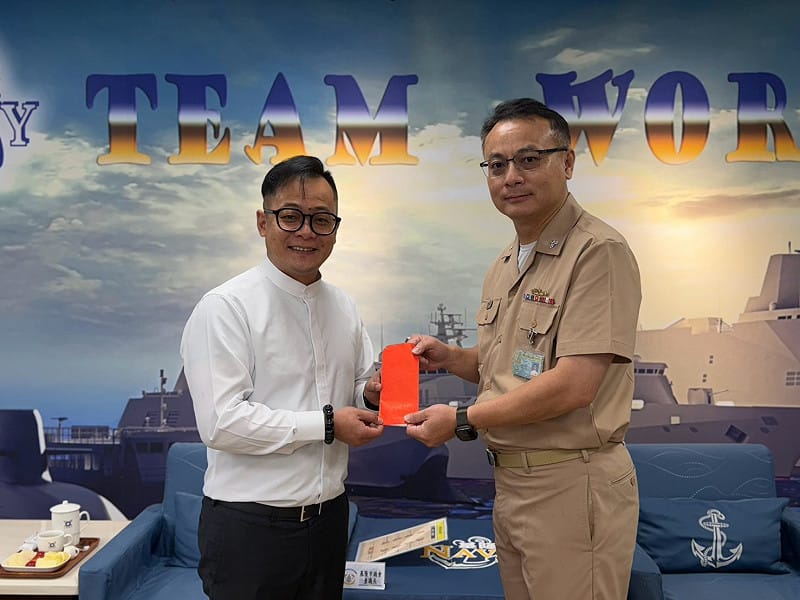 九三軍人節基隆市議長童子瑋一早前往海軍基隆後勤支援指揮部，向日夜堅守海疆與後勤崗位的國軍官兵致上誠摯敬意與節日祝福。&nbsp;&nbsp;&nbsp;圖：童子瑋辦公室/提供