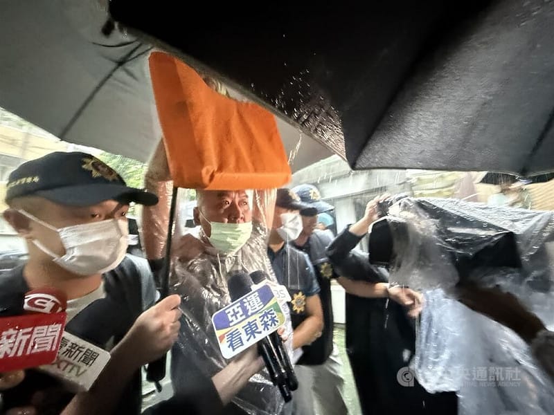 邵姓計程車司機（左2）3日開著計程車衝撞北檢、北院大門，警方獲報到場將人帶回偵訊，下午將邵男移送北檢複訊。面對媒體詢問，邵男高喊「司法已死」。中央社記者林長順攝　115年9月3日&nbsp;&nbsp;&nbsp;