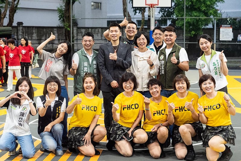 運動部長李洋並感謝蘇巧慧長期支持體育發展。李洋說,目前運動部受理申請補助設置全民運動館及樂活運動館,未來地方政府提報申請計畫後,運動部將全力協助。 圖:蘇巧慧競辦提供 運動部長李洋並感謝蘇巧慧長期支持體育發展。李洋說,目前運動部受理申請補助設置全民運動館及樂活運動館,未來地方政府提報申請計畫後,運動部將全力協助。 圖:蘇巧慧競辦提供