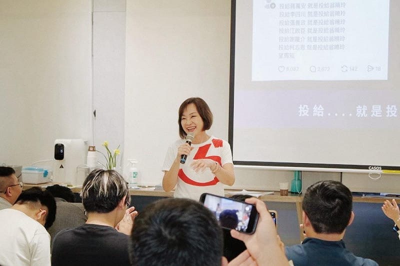 柯志恩與青年朋友對談高雄城市發展、交通與教育政策。&nbsp;&nbsp;&nbsp;圖：高雄學生民主聯盟／提供