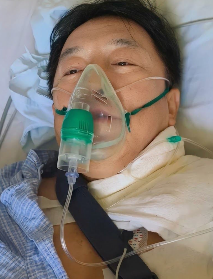 黃渤曬出自己戴上氧氣罩與頸托、左臂與肩部被牢牢固定的照片。&nbsp;&nbsp;&nbsp;圖：翻攝自黃渤小紅書