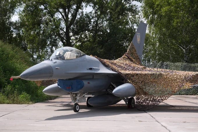  俄軍近期持續擴張無人機、導彈的生產規模，準備用於襲擊烏克蘭各城市與目標。與此同時，烏軍陷入援助武器短缺的窘境，被迫使用機砲應對俄軍威脅，網友認為基輔可能即將迎來開戰後「最危險的冬季」。圖為烏軍 F-16 戰機。 圖：翻攝自 @__Inty__ X 帳號 