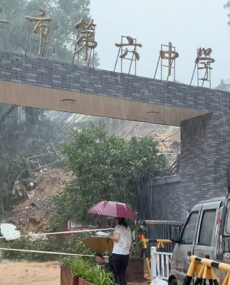 瑞安第六中學因山體滑坡導致部分車輛遭掩埋，未造成人員傷亡。&nbsp;&nbsp;&nbsp;圖：翻攝自 X @fubaorb23