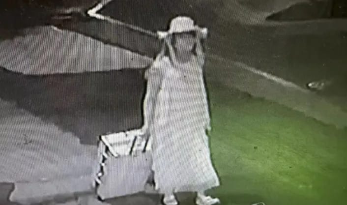  監視器拍下嫌犯作案後男扮女裝的的畫面。 圖:翻攝自騰訊網 