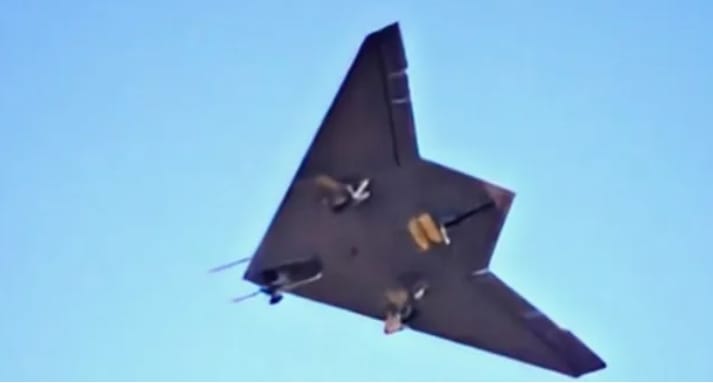 解放軍艦載GJ-21攻擊型隱形無人機可將飛彈收入機腹筴艙,達到匿蹤效果。 圖 : 翻攝自矚望雲霄 解放軍艦載GJ-21攻擊型隱形無人機可將飛彈收入機腹筴艙,達到匿蹤效果。 圖 : 翻攝自矚望雲霄