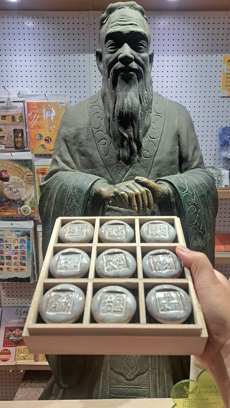 臺南市孔廟文化基金會攜手安平平安及立人國小，共同推動「孔廟大學八目・人生格局」，從文化場域、文創設計到校園教育，讓千年智慧不只被閱讀，更以孩子聽得懂、看得見、做得到的方式，走進校園、家庭與日常生活。&nbsp;&nbsp;&nbsp;圖：黃博郎／攝