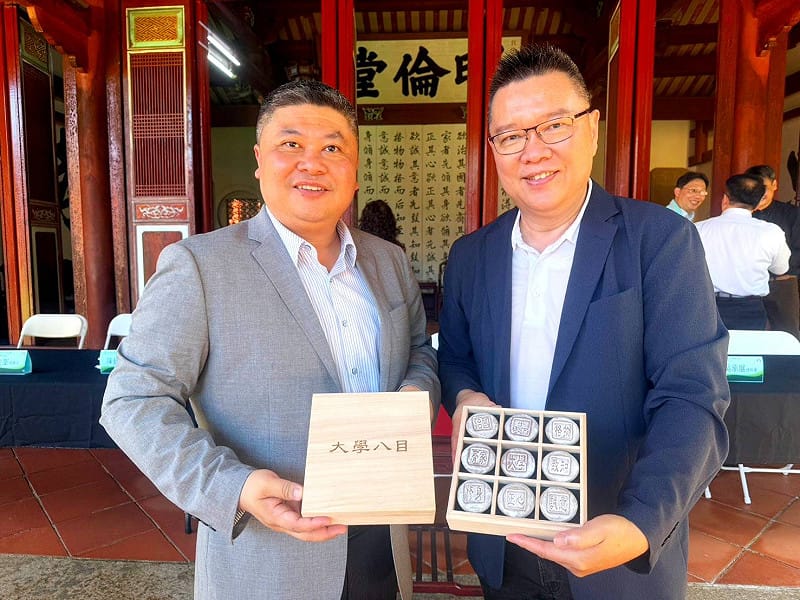 臺南市孔廟文化基金會攜手安平平安及立人國小，共同推動「孔廟大學八目・人生格局」，從文化場域、文創設計到校園教育，讓千年智慧不只被閱讀，更以孩子聽得懂、看得見、做得到的方式，走進校園、家庭與日常生活。&nbsp;&nbsp;&nbsp;圖：黃博郎／攝