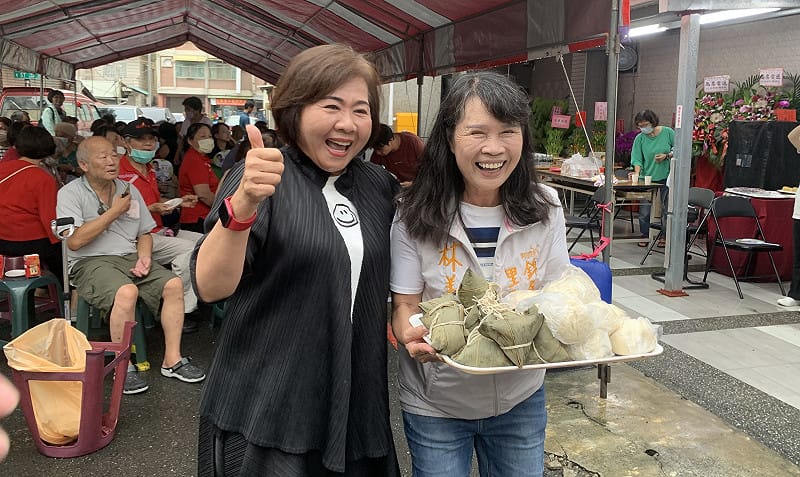 支持者送諧音「包中」的包子和粽子給林美珍(右)。&nbsp;&nbsp;&nbsp;圖：孫家銘／拍攝