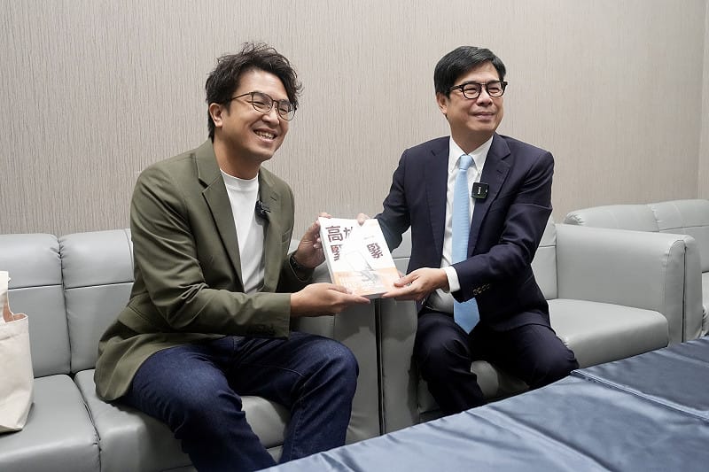 高雄市長陳其邁昨（4）日舉行《高雄，緊緊緊：2314天極限轉型》新書發表會，民進黨台北市長候選人沈伯洋也現身出席。&nbsp;&nbsp;&nbsp;圖：沈伯洋辦公室／提供