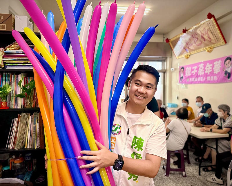 陳信秀發揮自身高中即投入的摺氣球專長。&nbsp;&nbsp;&nbsp;圖：陳信秀/提供