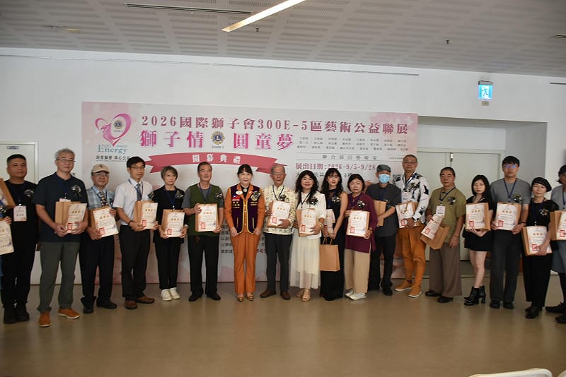 楊琬琪(左七)頒發感謝狀給參與公益聯展的藝術家。&nbsp;&nbsp;&nbsp;圖：孫家銘／拍攝