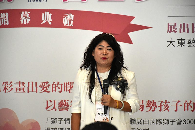 策展人也是參展藝術家之一的黃敏芳，盼各界以全方位支持，讓偏鄉的孩子不因經濟限制而失去追逐夢想的權利。&nbsp;&nbsp;&nbsp;圖：孫家銘／拍攝