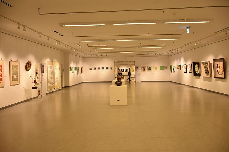 「獅子情．圓童夢」藝術公益聯展一共展出24位藝術家約200件創作，並提供義賣籌募「獅子圓夢希望學院」建院基金。&nbsp;&nbsp;&nbsp;圖：孫家銘／拍攝