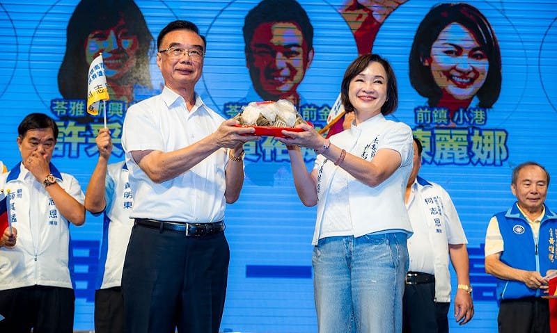 莊啟旺(左)獻上代表「包中」的包子和粽子給柯志恩(右)。&nbsp;&nbsp;&nbsp;圖：柯志恩競辦／提供