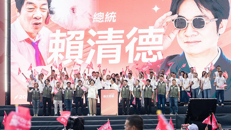 賴清德大讚蘇巧慧有律師的專業、立委的扎實服務經驗,以及對人真誠的溫暖和關懷,呼籲眾人力挺蘇巧慧,讓新北市迎接溫暖、幸福的新時代。 圖:蘇巧慧競辦提供 賴清德大讚蘇巧慧有律師的專業、立委的扎實服務經驗,以及對人真誠的溫暖和關懷,呼籲眾人力挺蘇巧慧,讓新北市迎接溫暖、幸福的新時代。 圖:蘇巧慧競辦提供