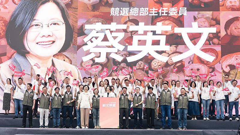 蔡英文說,她做為台灣第一位女性總統,她可以和大家保證,蘇巧慧絕對可以成為最優秀、第一位的新北市女市長。「新北市的改變,就靠大家一起實現」。 圖:蘇巧慧競辦提供 蔡英文說,她做為台灣第一位女性總統,她可以和大家保證,蘇巧慧絕對可以成為最優秀、第一位的新北市女市長。「新北市的改變,就靠大家一起實現」。 圖:蘇巧慧競辦提供