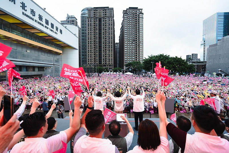 蘇巧慧率眾人大進場時,全場高喊「2026、新北慧贏!」、「蘇巧慧凍蒜!」約五十公尺的進場路線,眾人花了將近十分鐘才走到台上,展現必勝氣勢。 圖:蘇巧慧競辦提供 蘇巧慧率眾人大進場時,全場高喊「2026、新北慧贏!」、「蘇巧慧凍蒜!」約五十公尺的進場路線,眾人花了將近十分鐘才走到台上,展現必勝氣勢。 圖:蘇巧慧競辦提供