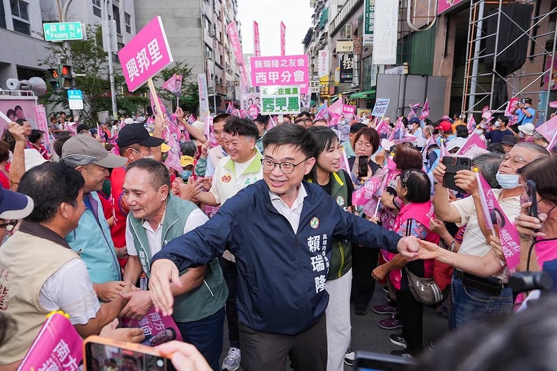 賴瑞隆(中)大進場受到支持者夾道歡迎。&nbsp;&nbsp;&nbsp;圖：賴瑞隆競辦／提供