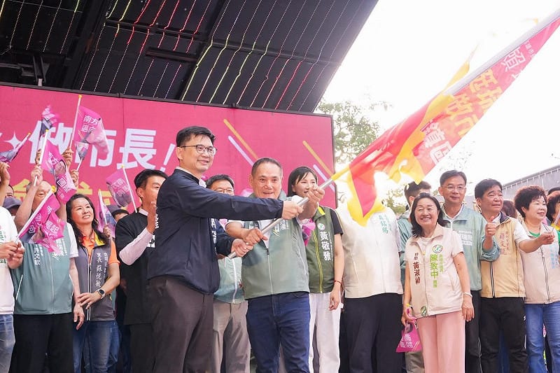賴瑞隆(前左)授旗給前鎮區後援會會長顏振裕(前右)。&nbsp;&nbsp;&nbsp;圖：賴瑞隆競辦／提供